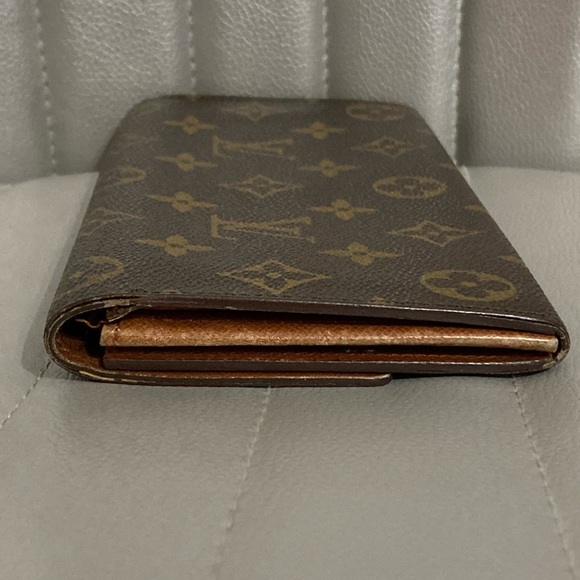 Louis Vuitton Monogram Sarah Wallet - Picture 4 of 16